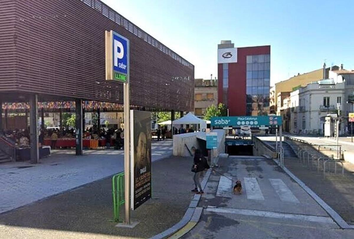L’entrada de l’aparcament de la plaça Catalunya de Figueres.