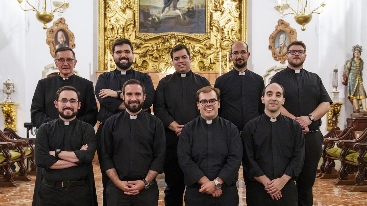 Arriba, de izda. a dcha. (José A. González, Ángel González, Carlos Crespo, Ángelo Bruno y Jesús Romera); Abajo, de izda. a dcha. (Blas Sánchez, Antonio Tello, Francisco Daniel Fernández y Francisco Moreno).