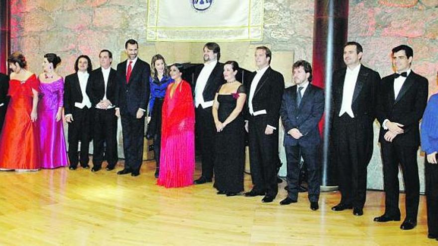 A la izquierda, vista general del escenario justo antes del inicio del concierto. En la imagen central, Martin Cooper y Arlene Harris llegan al Auditorio. A la derecha, el presidente del Principado, Vicente Álvarez Areces, el de Cajastur, Manuel Menéndez, y el Alcalde de Oviedo, Gabino de Lorenzo, aguardan la llegada de los Príncipes de Asturias en el vestíbulo.