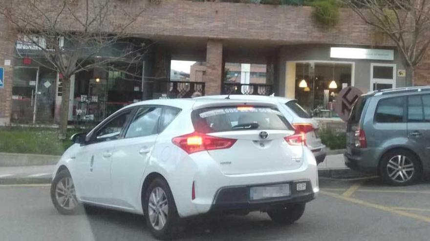 El taxi cuyo propietario fue asaltado a punta de pistola, circulando ayer por la calle Celestino Álvarez de Montecerrao.