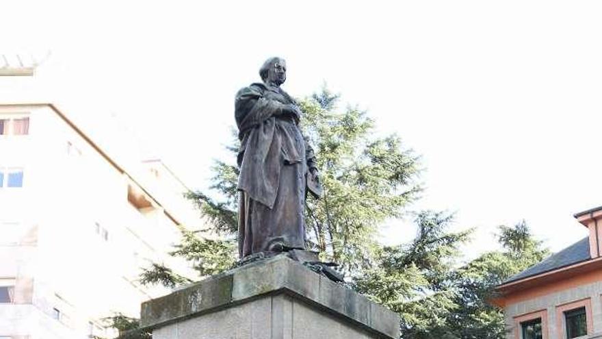 Estatua de Concepción Arenal, ante el Palacio de Justicia.  // J. Regal