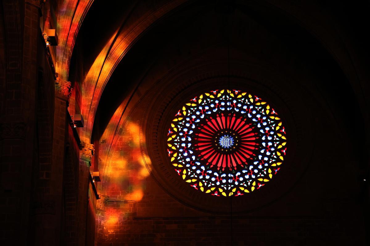 La Fiesta de la Luz en la catedral de Mallorca, un espectacular fenómeno lumínico que se produce dos veces al año cuando la luz del sol atraviesa el rosetón mayor, recorre el interior del templo y se proyecta en la pared de enfrente