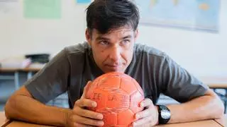 El maestro tras el 'dream team' de La Mina: "El éxito no es ganar al Barça, es que los niños vienen cada día al cole"