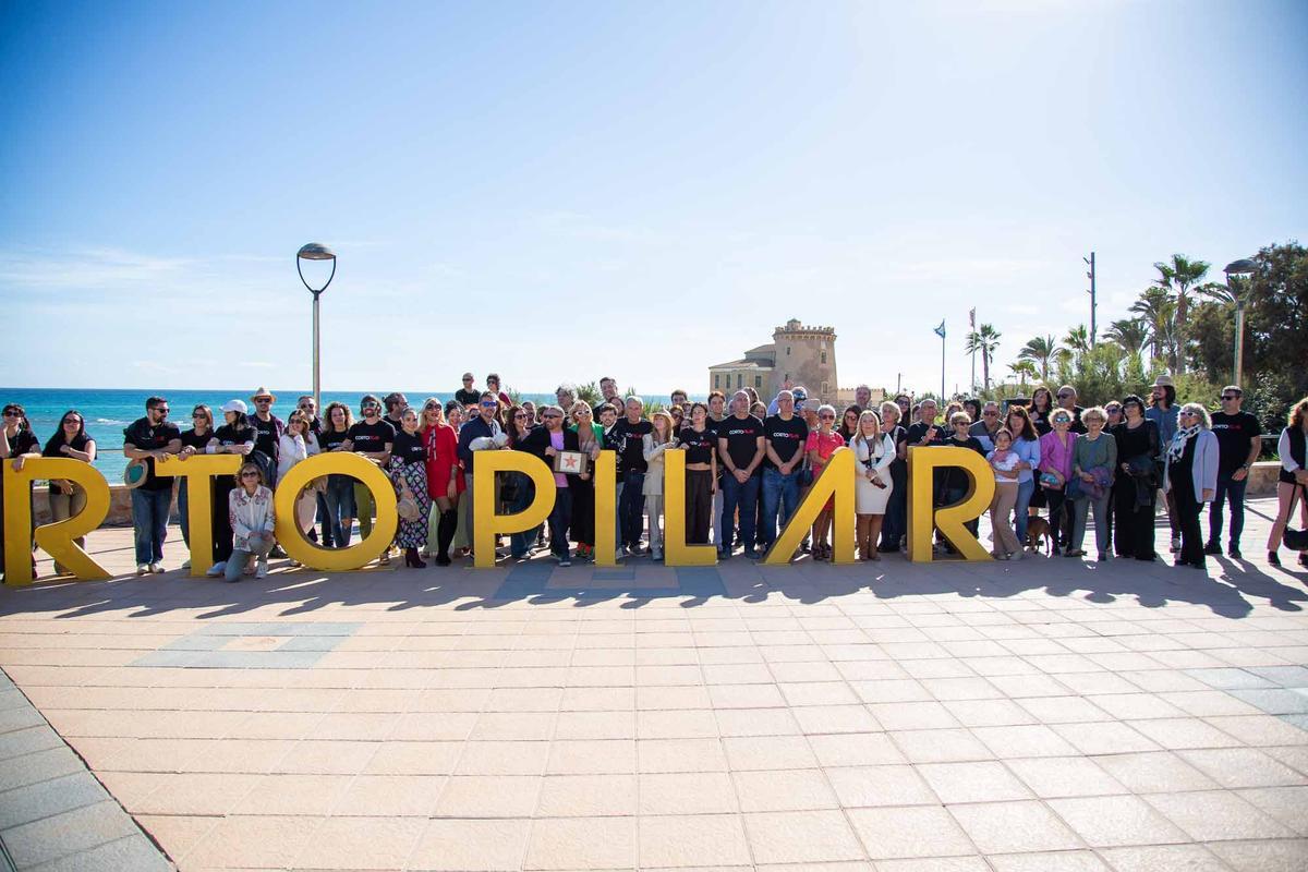 Tradicional foto de familia del festival en el paseo marítimo de Torre del Pilar de la Horadada