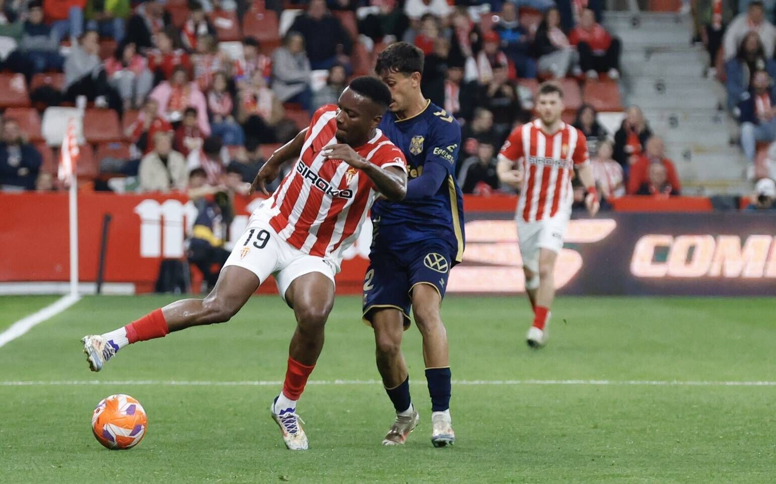 EN IMÁGENES: El Sporting - Tenerife disputado en El Molinón