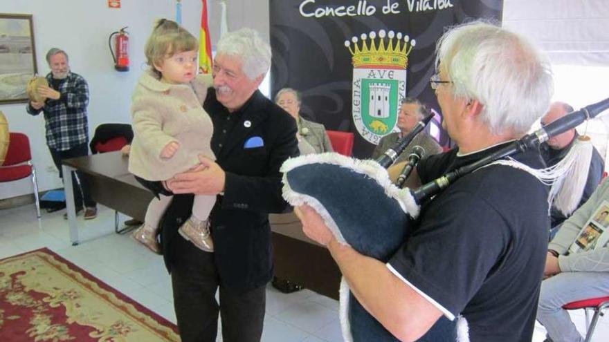 David Otero, ayer, con su nieta Mara al ser reconocido como Chairego de Honra en Vilalba. // El Progreso