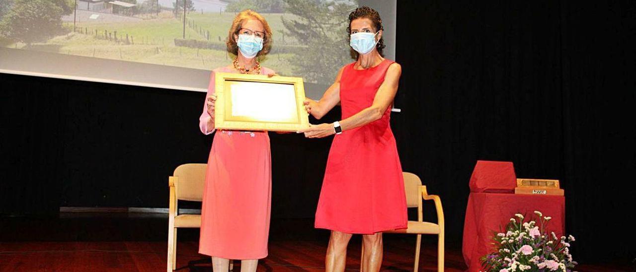 Fernanda Salvatierra recoge el premio de manos de Marta Santamarina.