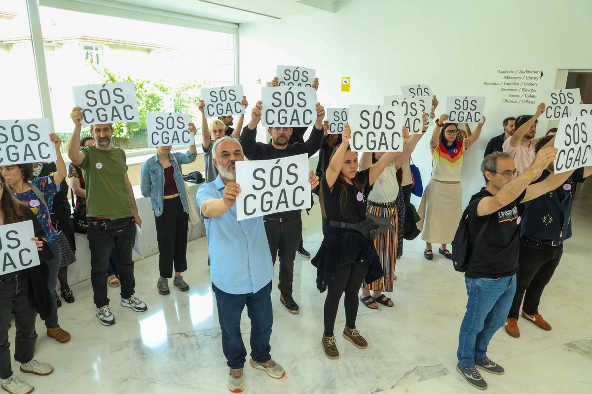 Miembros de la asociación Vegliota, esta mañana, protestando en el CGAC.