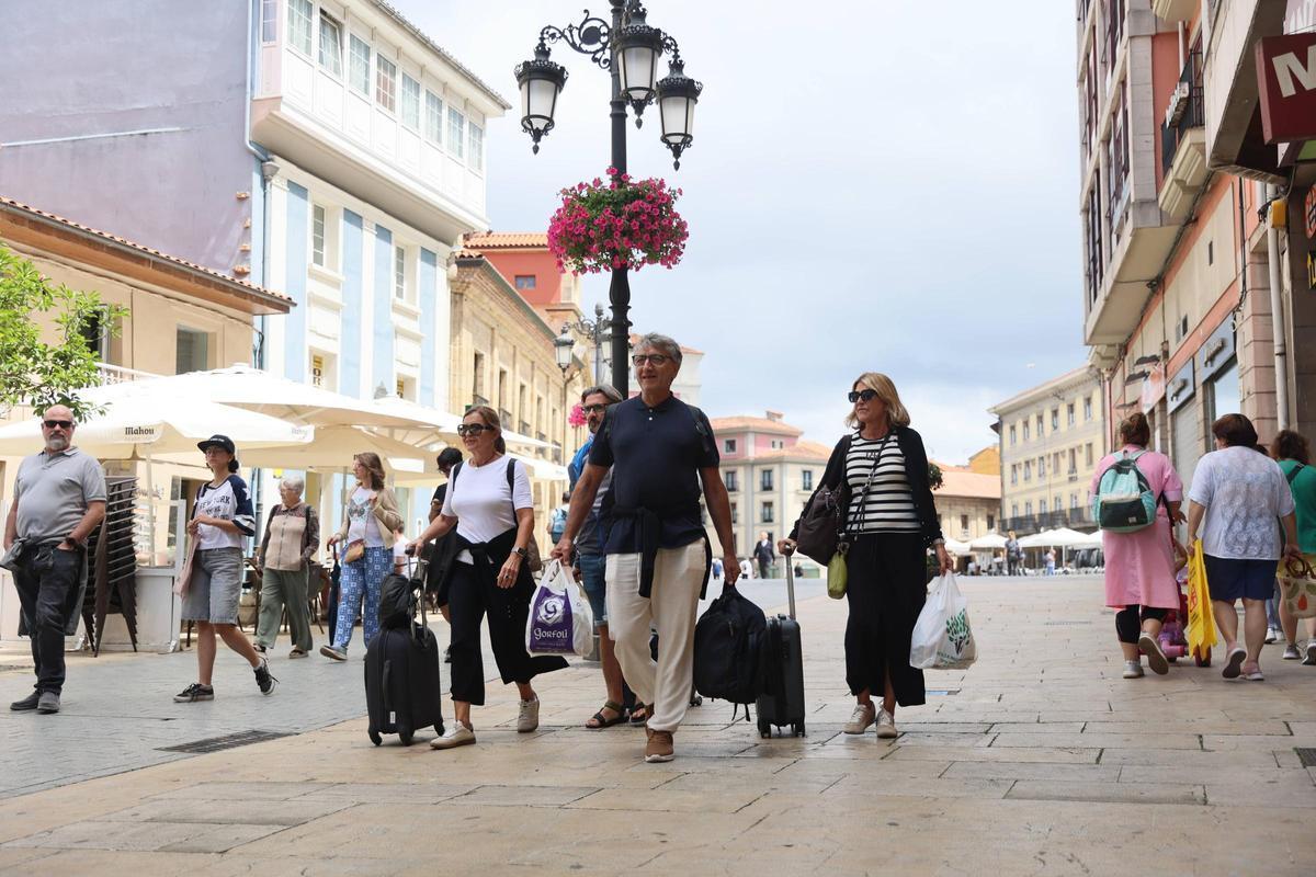 Residentes, comerciantes, turistas y hosteleros conviven en la calle La Cámara