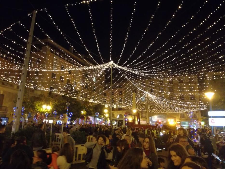 Im Rahmen eines bunten Programms auf dem Borne-Boulevard begann am Donnerstag (23.11.) das feierliche Glitzern.