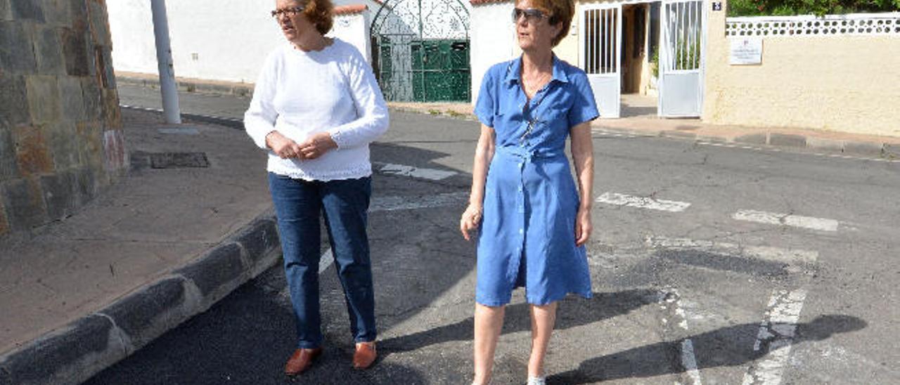 Dos de las vecinas de la calle Lope de Vega en la unión de la calle arreglada con la que está sin asfaltar.