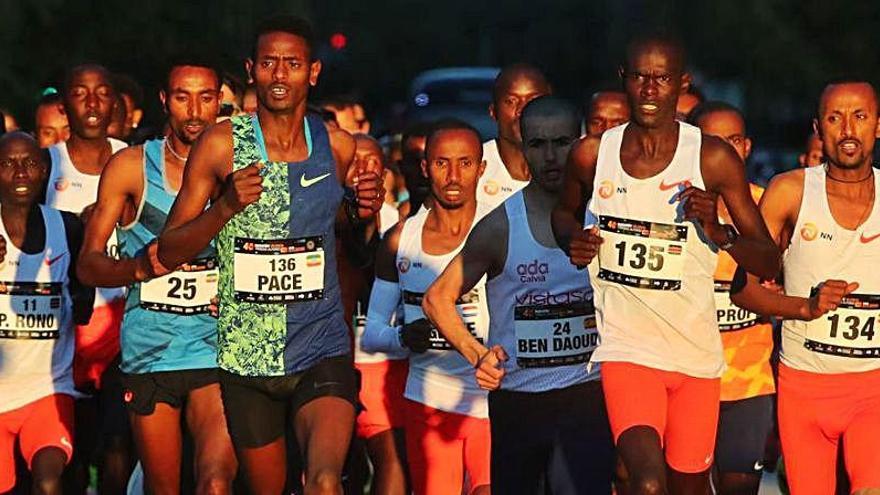 Los atletas élite, corriendo por las calles de Valencia