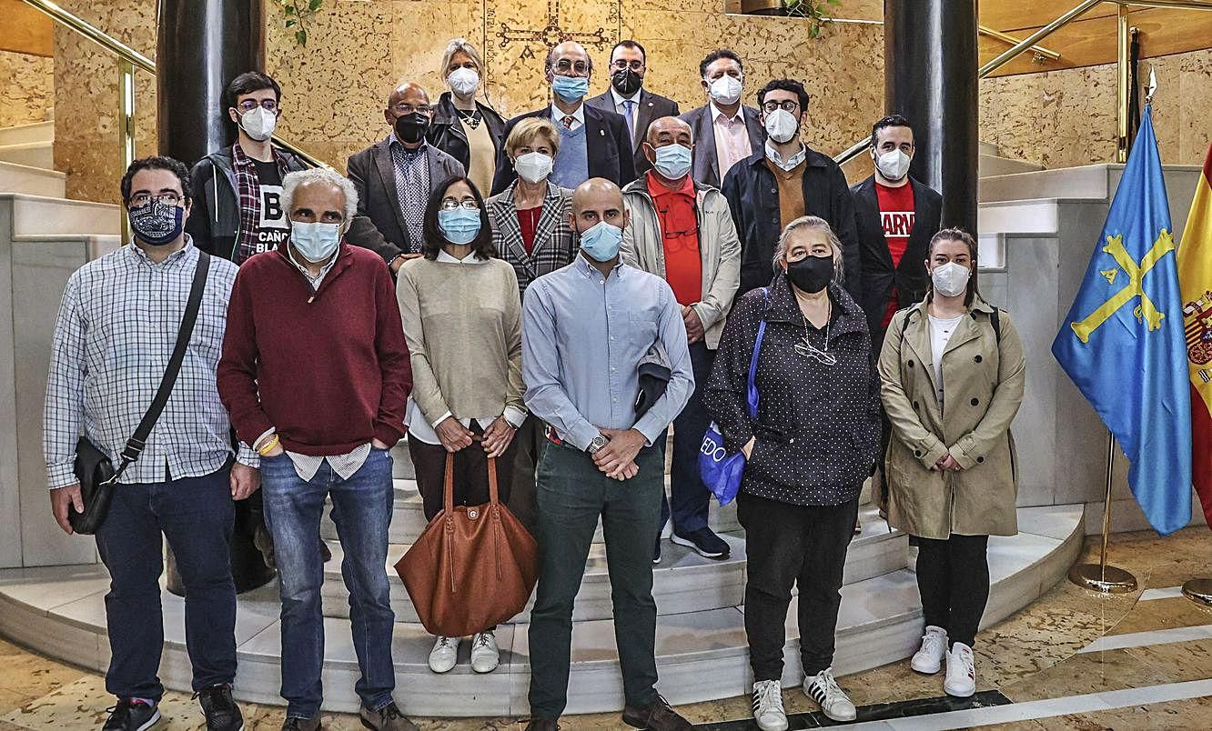 En la fila de abajo, de izquierda a derecha, Miguel Díaz González, de Mieres; Miguel Díaz Castrillón (Mieres),  Maite González (Mieres), Andrés Siñeriz (Oviedo), Paloma Seva (Oviedo) y Beatriz Valle (Oviedo). En la del centro, Andrés Casares (Pola de Siero), Maximino Herrero (Oviedo),  Inmaculada Suárez (Avilés), Alfredo Fernández (Avilés), Alfonso de la Fuente (Oviedo) e Ignacio Rico (Oviedo). Arriba, Raquel Menéndez (Tineo), Félix Lasheras (Oviedo), Adrián Barbón y Miguel Ángel Fernández (Mieres). | Irma Collín