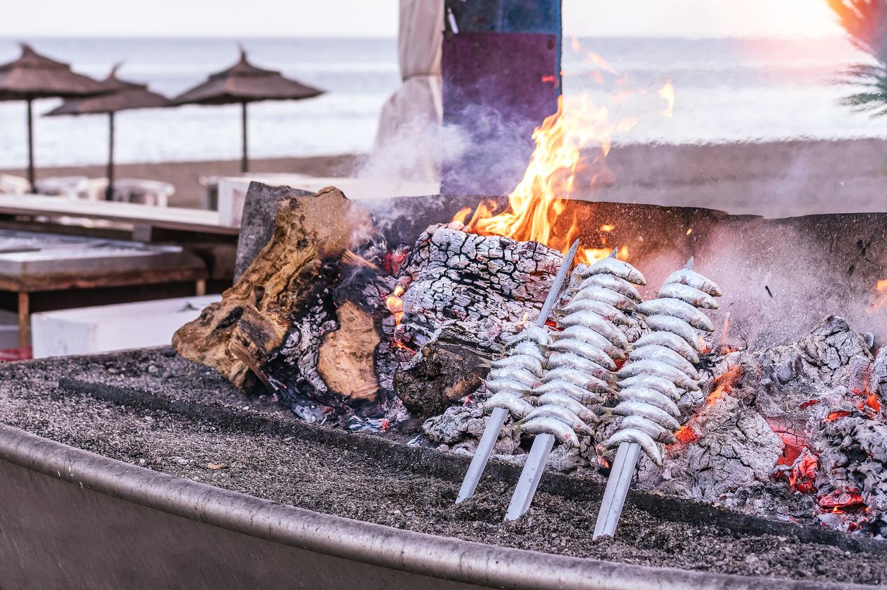 Los típicos espetos de sardinas malagueños
