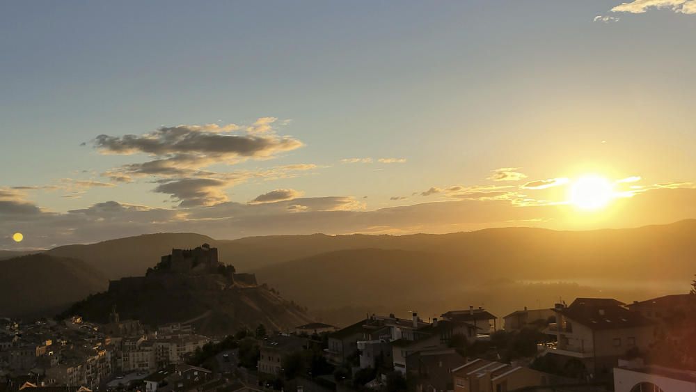 Sortida del sol entre núvols a Cardona.