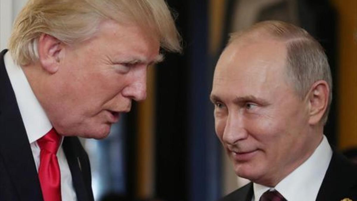 Donald Trump (izquierda) y Vladímir Putin, en una cumbre celebrada en Danang (Vietnam) el año pasado.