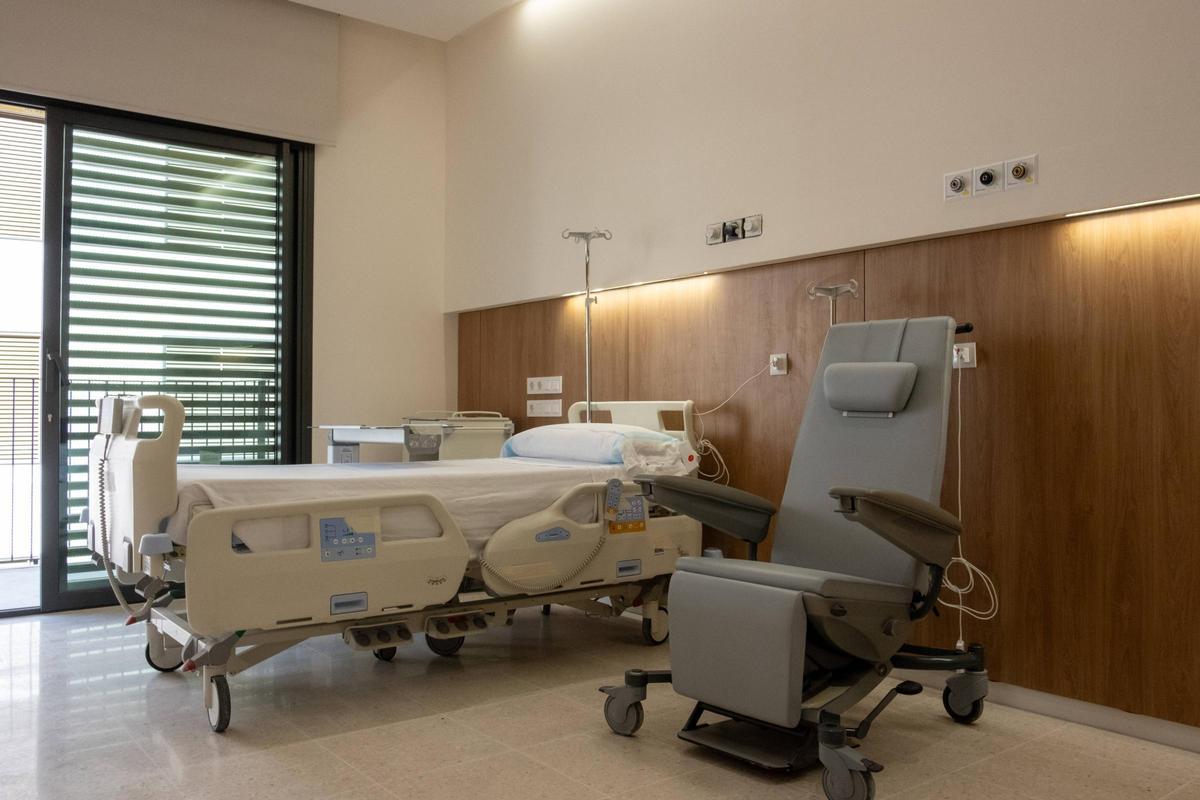 Habitación del nuevo Hospital de Son Dureta, con el mobiliario todavía a prueba