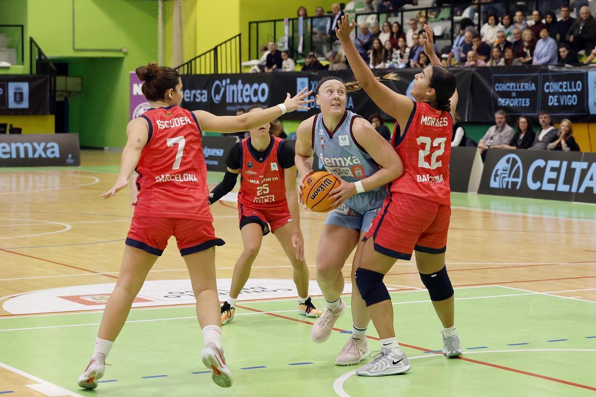 Un momento del partido de baloncesto femenino entre el Celta Femxa Zorka y el Lina Horta Barcelona en Navia