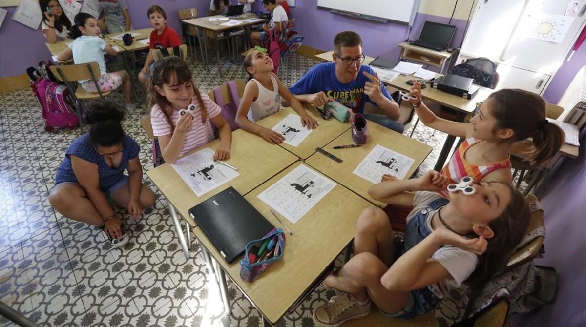 Christian Negre atiende a un grupo de alumnas de cuarto de primaria en la Escola Pia de Calella, este martes. Christian Negre atiende a un grupo de alumnas de cuarto de primaria en la Escola Pia de Calella, este martes.