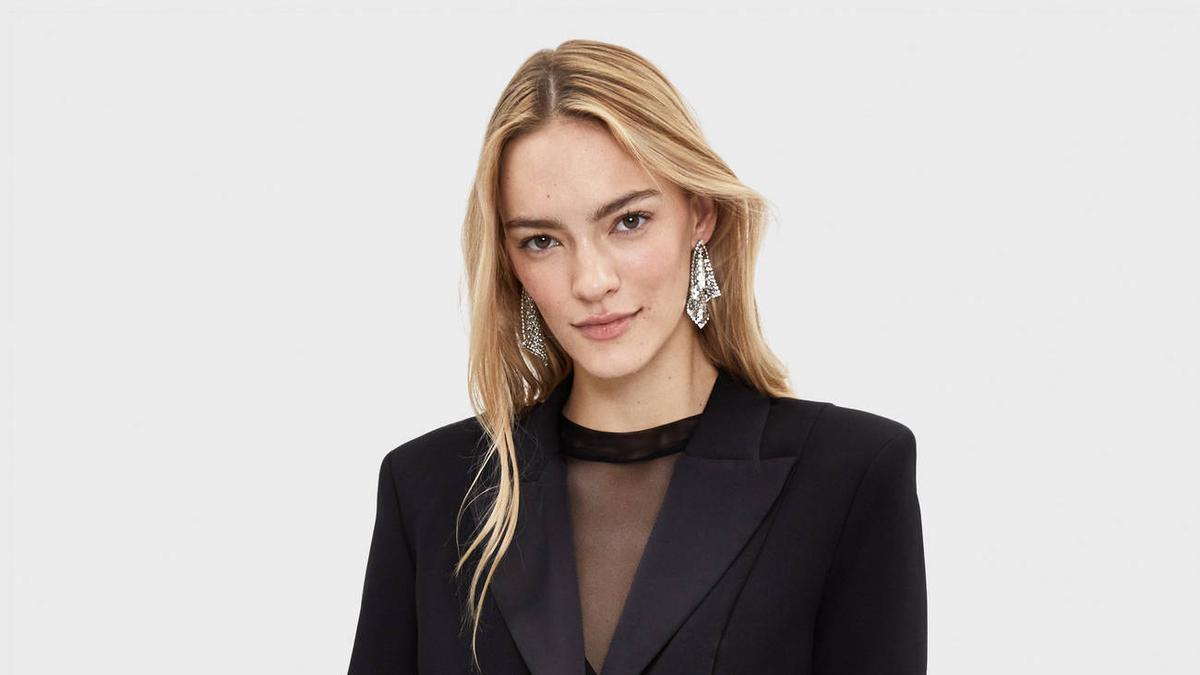 Blazer cropped en color negro de Bershka