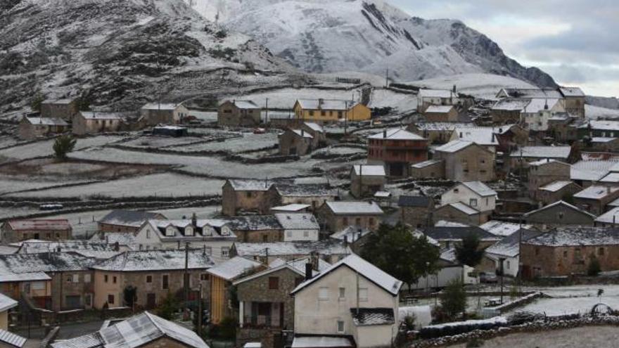 La nieve en la localidad de Santa María del Puerto, en el concejo de Somiedo.