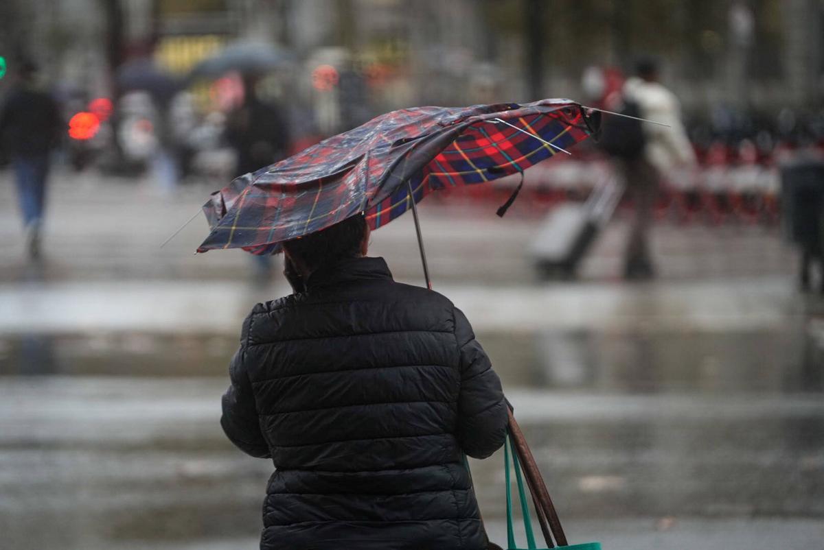 Lluvia intensa en plaza de Catalunya, en Barcelona