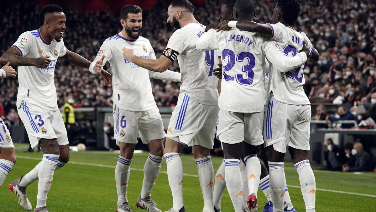 Los jugadores del Real Madrid celebran un gol de Benzema en San Mamés.