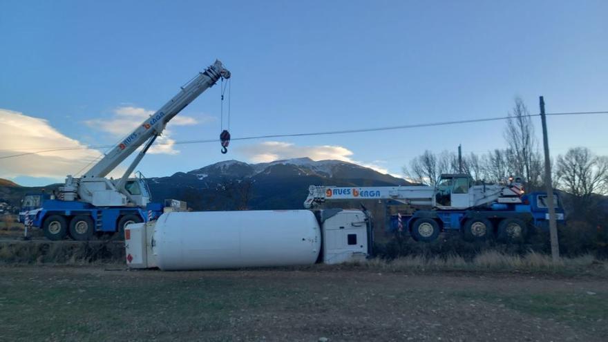 Retiren el camió que va bolcar a Fontanals de Cerdanya amb 25.000 litres de gas liquat