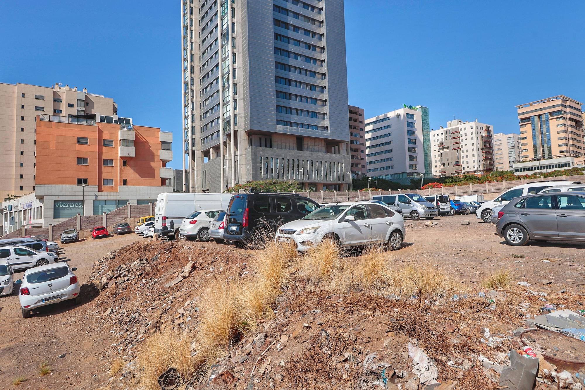 Espacio entre las dos torres de Cabo Llanos, donde se va a construir una plaza.