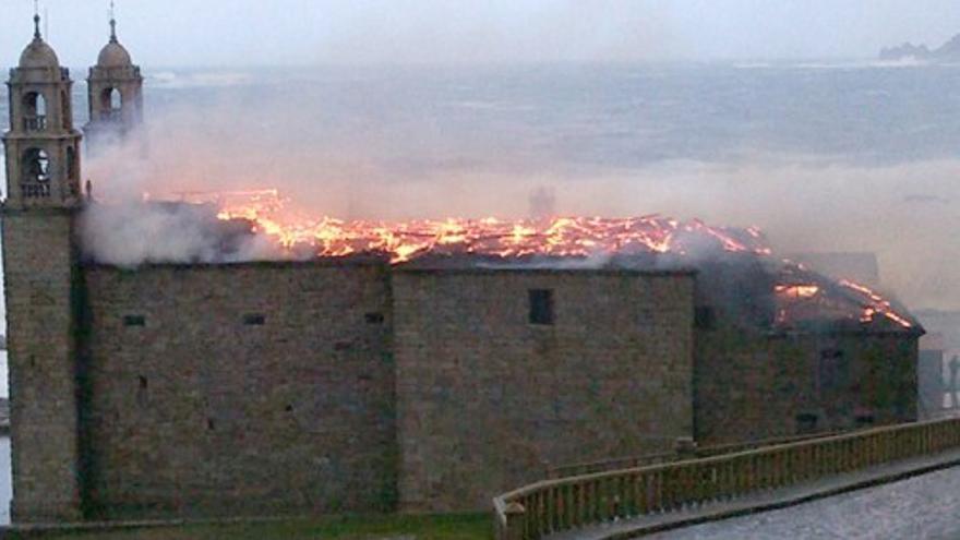Un incendio destruye el emblemático santuario de A Virxe da Barca