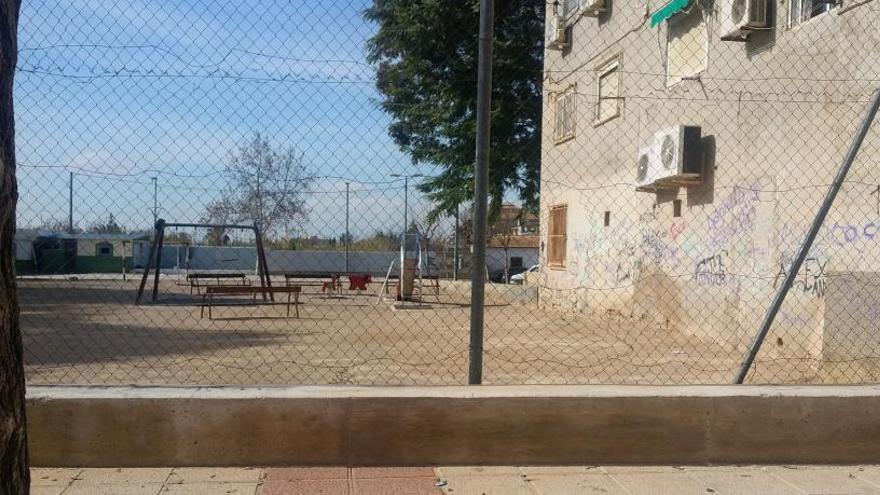 Campo de fútbol del barrio de Las Barracas, donde los niños suelen reunirse de noche, según cuentan los vecinos.