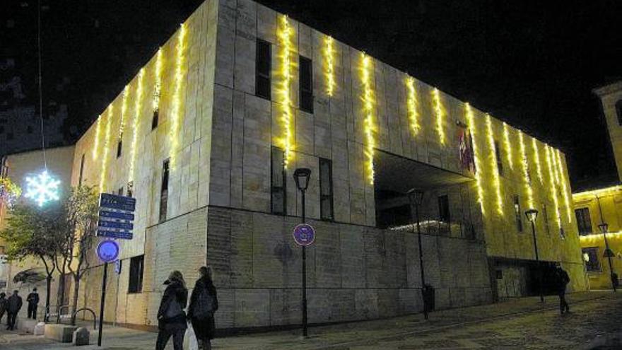 El edificio de Las Arcadas, durante la Navidad. | Jose Luis Fernández