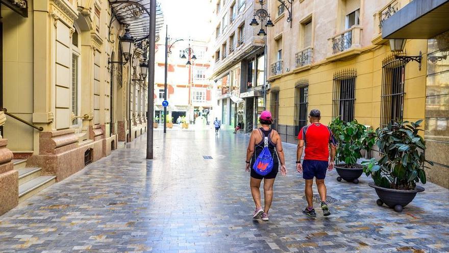 Vecinos de Cartagena disfrutando ayer de un paseo sin coches por el casco histórico de la ciudad.  URQUÍZAR