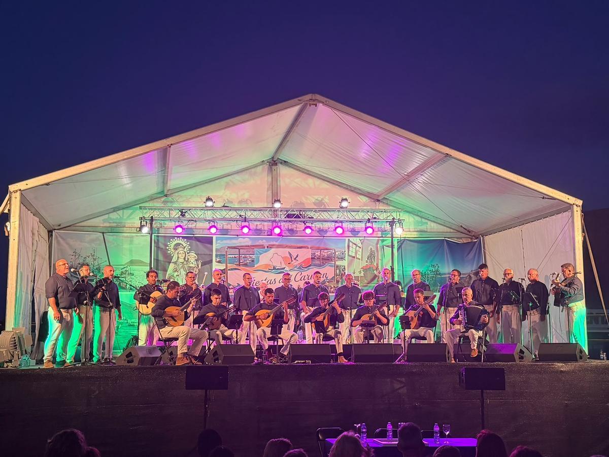Agrupación El Pavón, anoche, durante el acto del pregón en las Fiestas del Carmen 2026 en La Graciosa