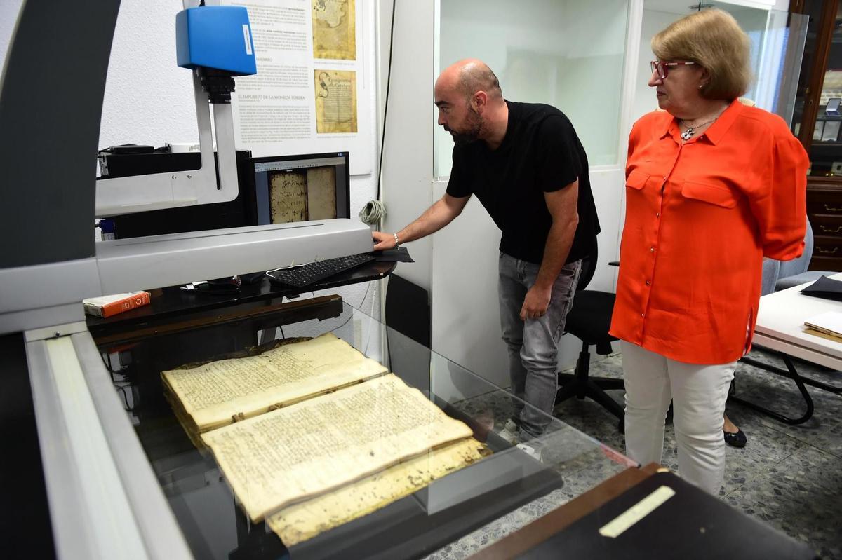 Un documento histórico del archivo municipal de Plasencia, en el proceso de digitalización.