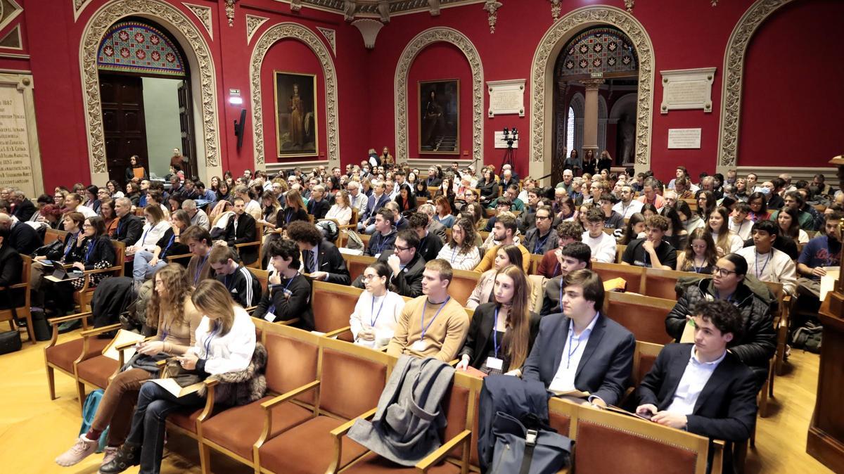 Varios de los asistentes, este viernes, al claustro de la Universidad de Zaragoza.