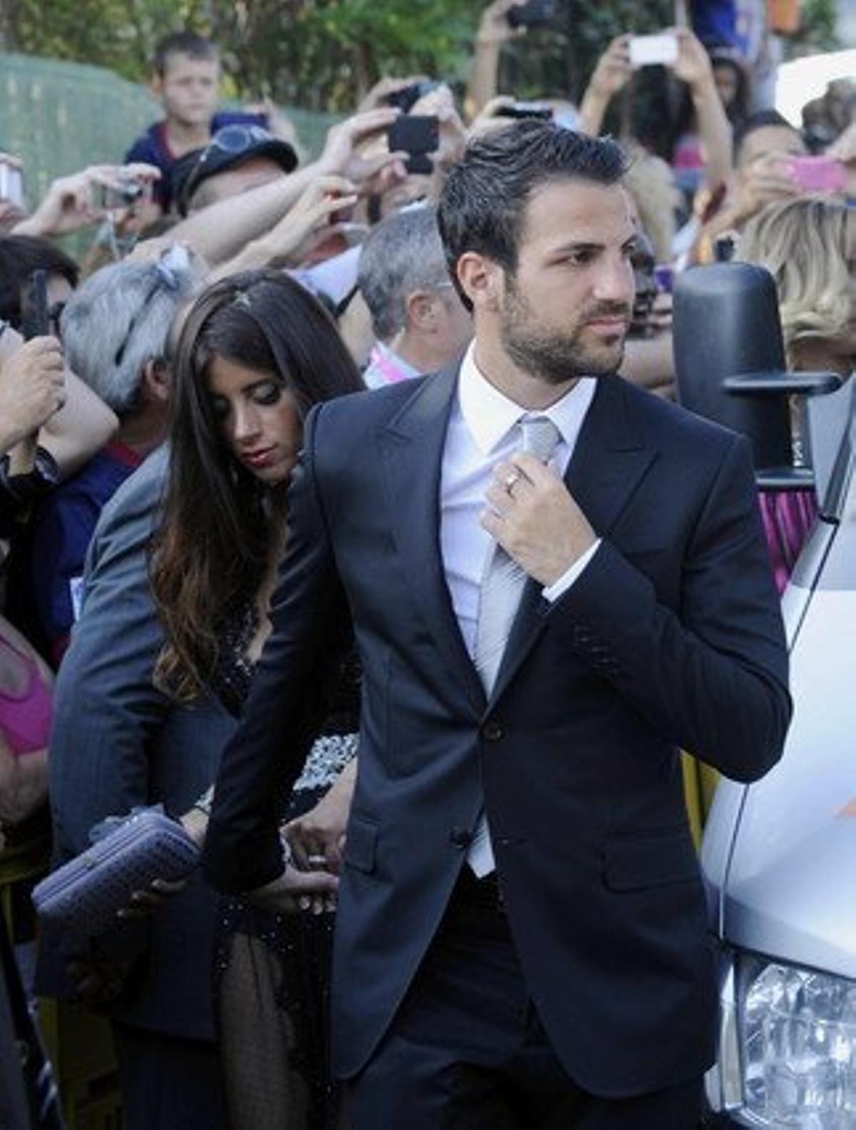 El jugador del F.C. Barcelona Cesc Fábregas junto a su pareja, Daniella Seeman.