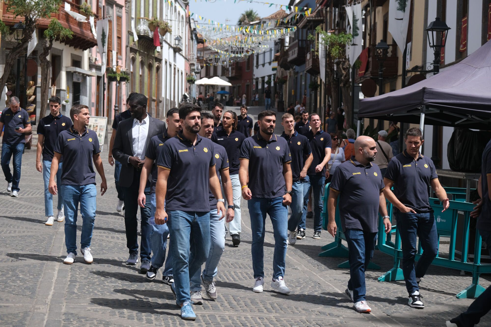 La plantilla del CB Gran Canaria visita a la Virgen del Pino