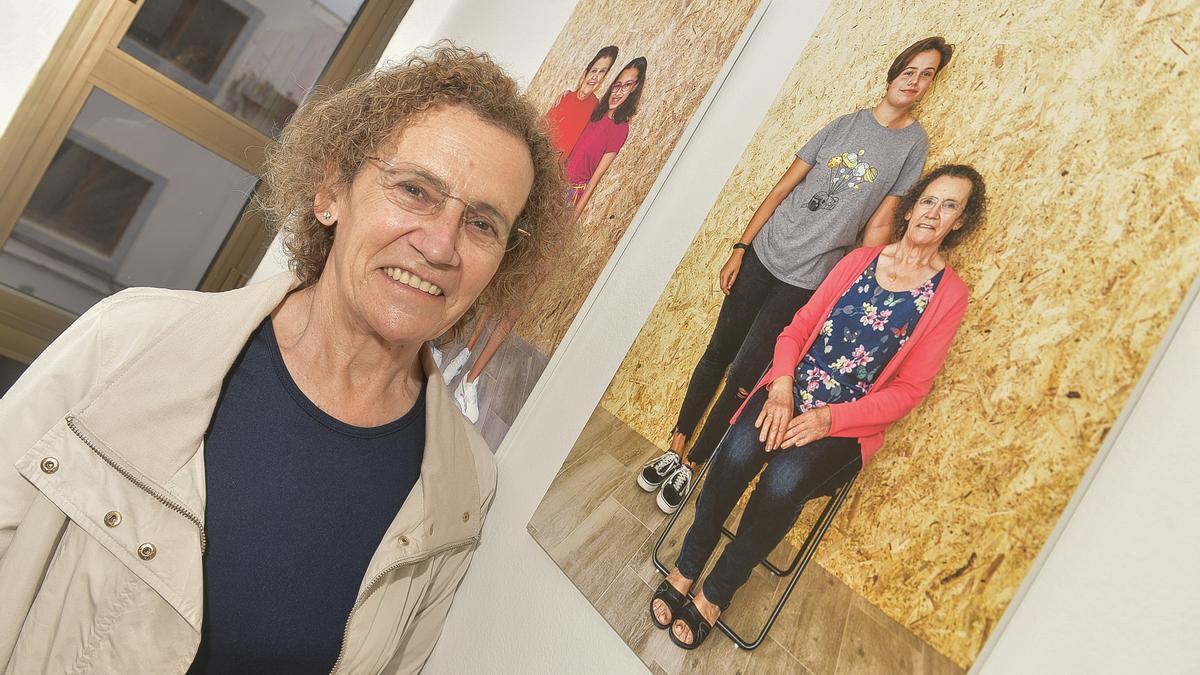 Rosita, una de las mujeres fotografiadas en la exposición, junto a la imagen en la que aparece con su nieta.