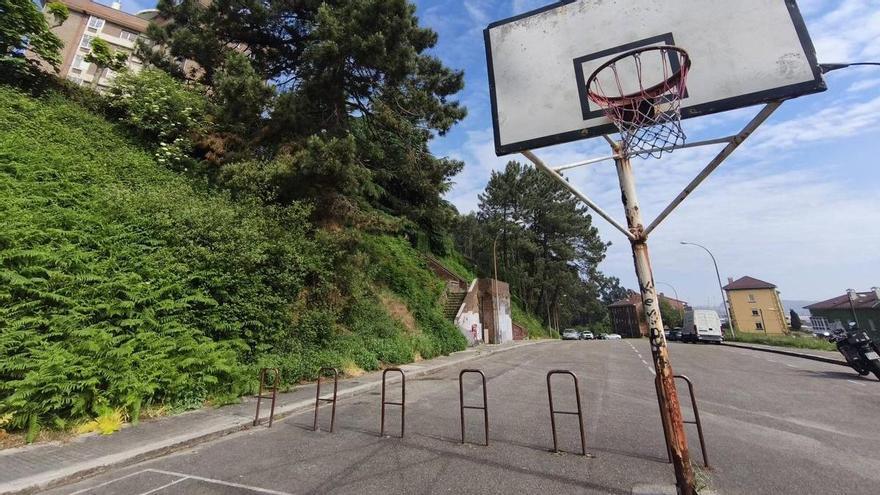Los vecinos de Jardín de Cantos advierten de la "inestabilidad" de un talud junto a la cancha de baloncesto