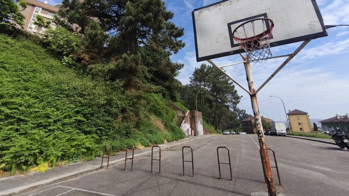 El talud junto a la pista deportiva