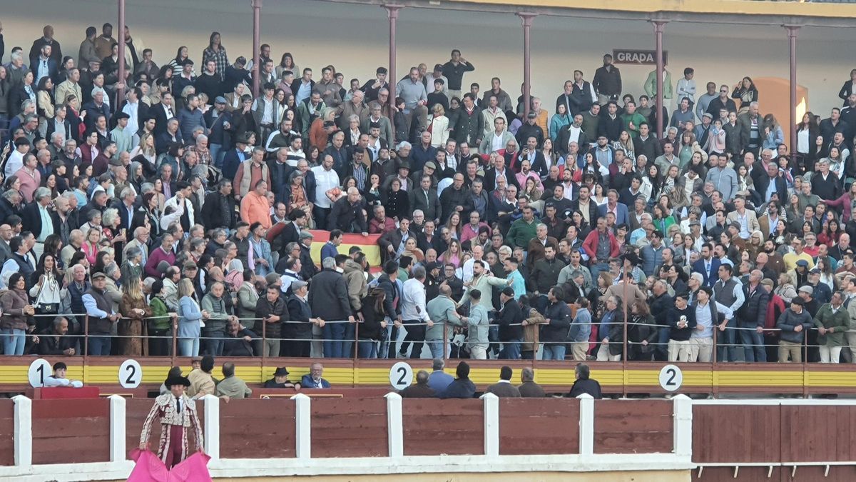 Momento en el que la Policía Nacional disuelve una de las peleas, ayer.