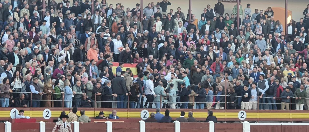 Vídeo | La Policía Nacional disuelve dos peleas en la plaza de toros de Mérida