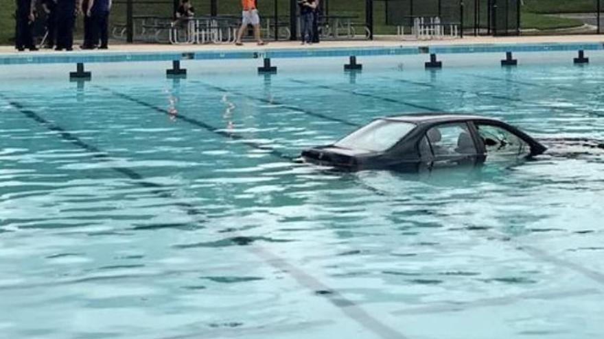 Aparca dentro de una piscina llena en una clase de conducir