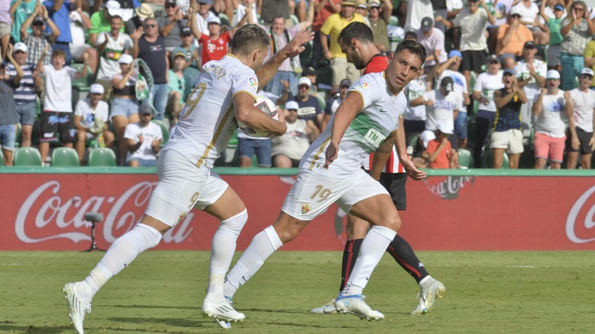 Boyé y Ponce, dos de los delanteros del Elche, celebran un gol.