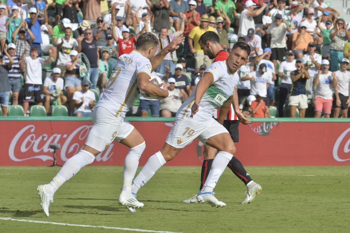Boyé y Ponce, dos de los delanteros del Elche, celebran un gol.