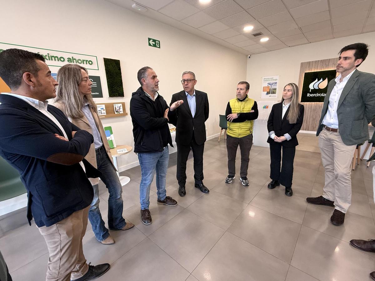 Julio César Herrero, alcalde de Moraleja y Alberto Benito, responsable comercial de residencial y pymes de Iberdrola en Extremadura en la apertura.