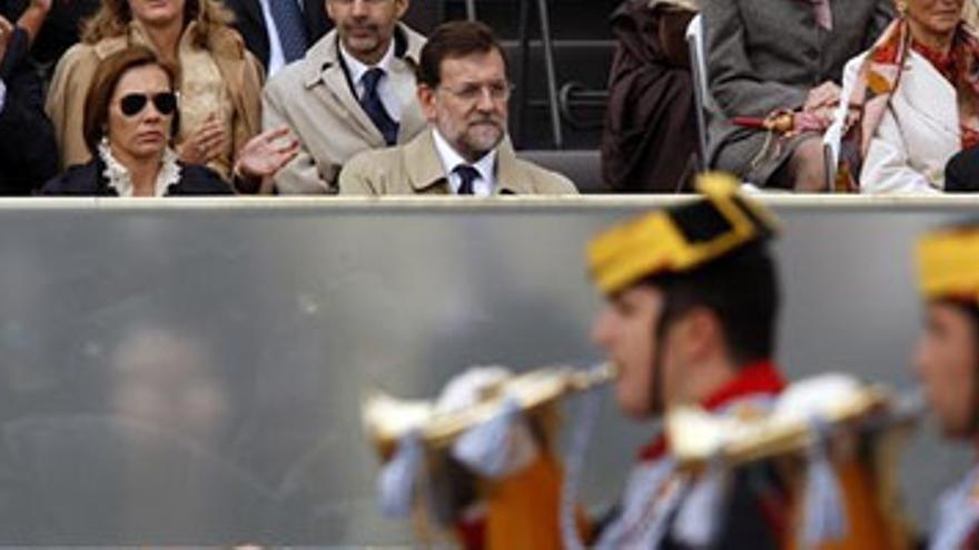 Chacón disculpa a Rajoy en su primer desfile como ministra de Defensa