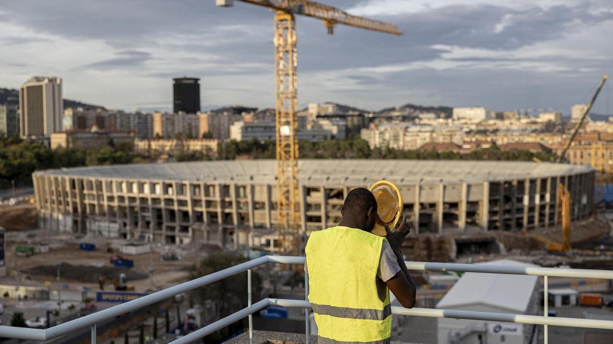 Un trabajador, frente a las obras del Camp Nou.