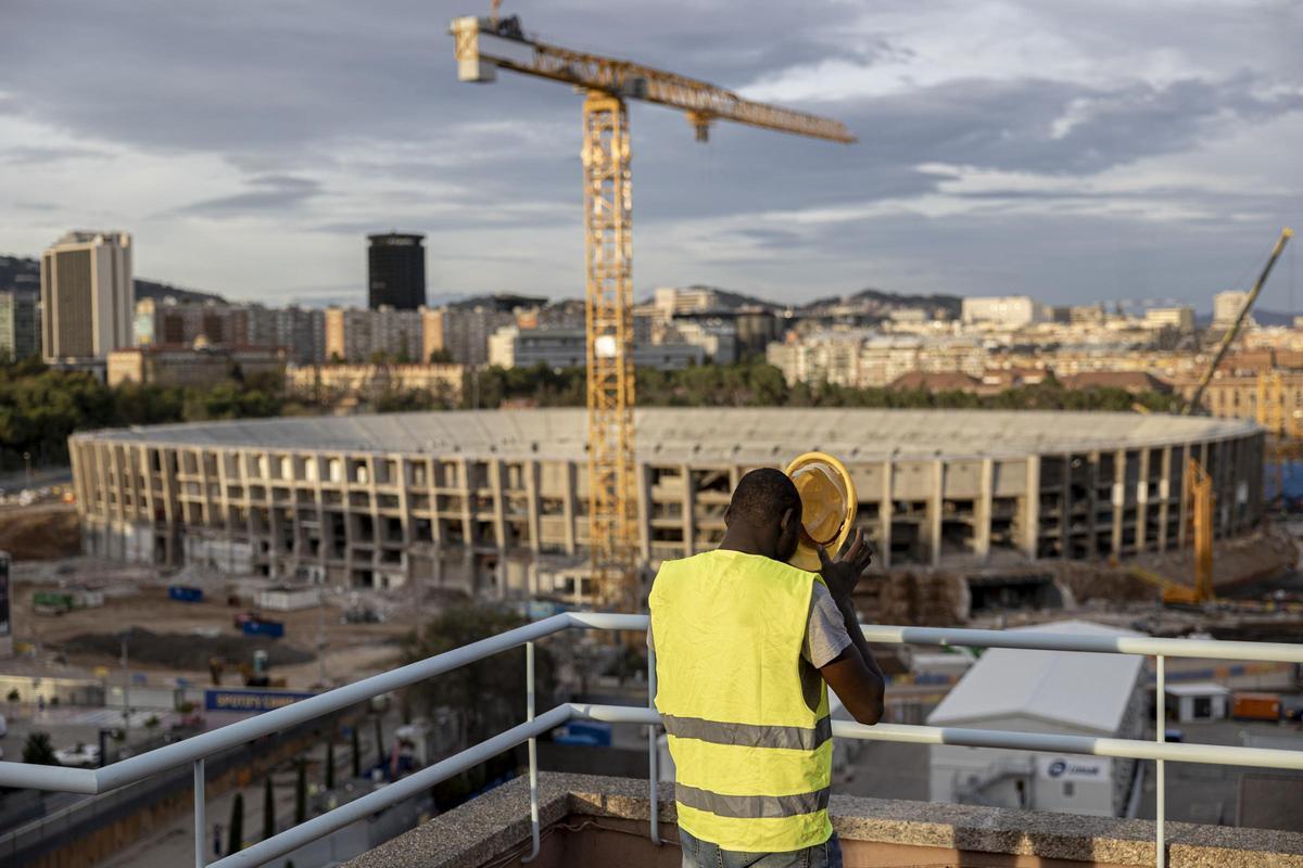 Un trabajador, frente a las obras del Camp Nou.
